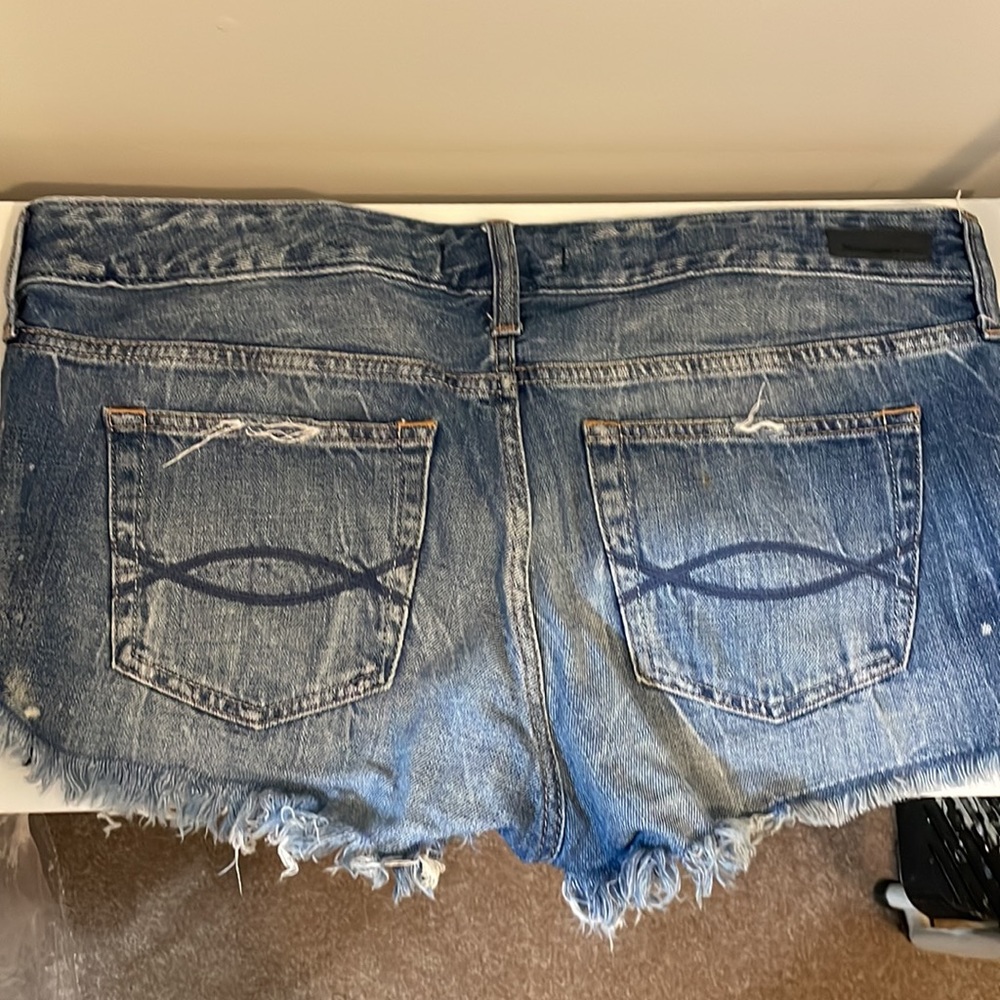 Woman’s Abercrombie & Fitch distressed denim shorts - Picture 4 of 7